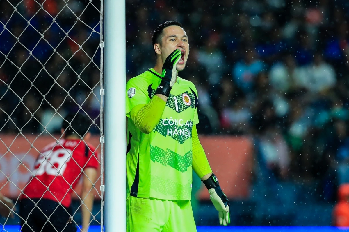 Hành động không đúng mực của BHL Buriram